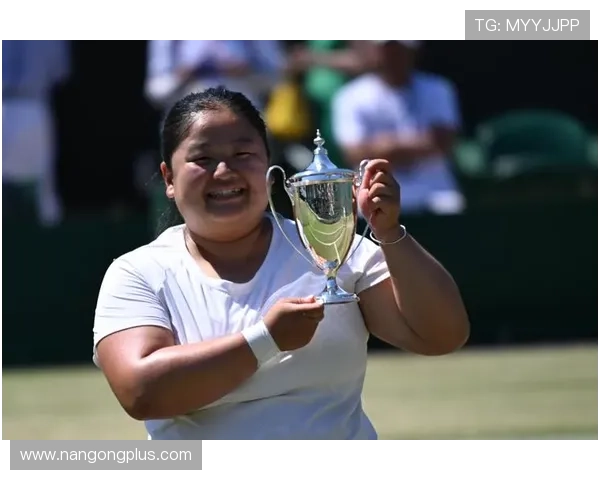 网球赛场最新动态：顶尖选手激战四大满贯赛事精彩瞬间